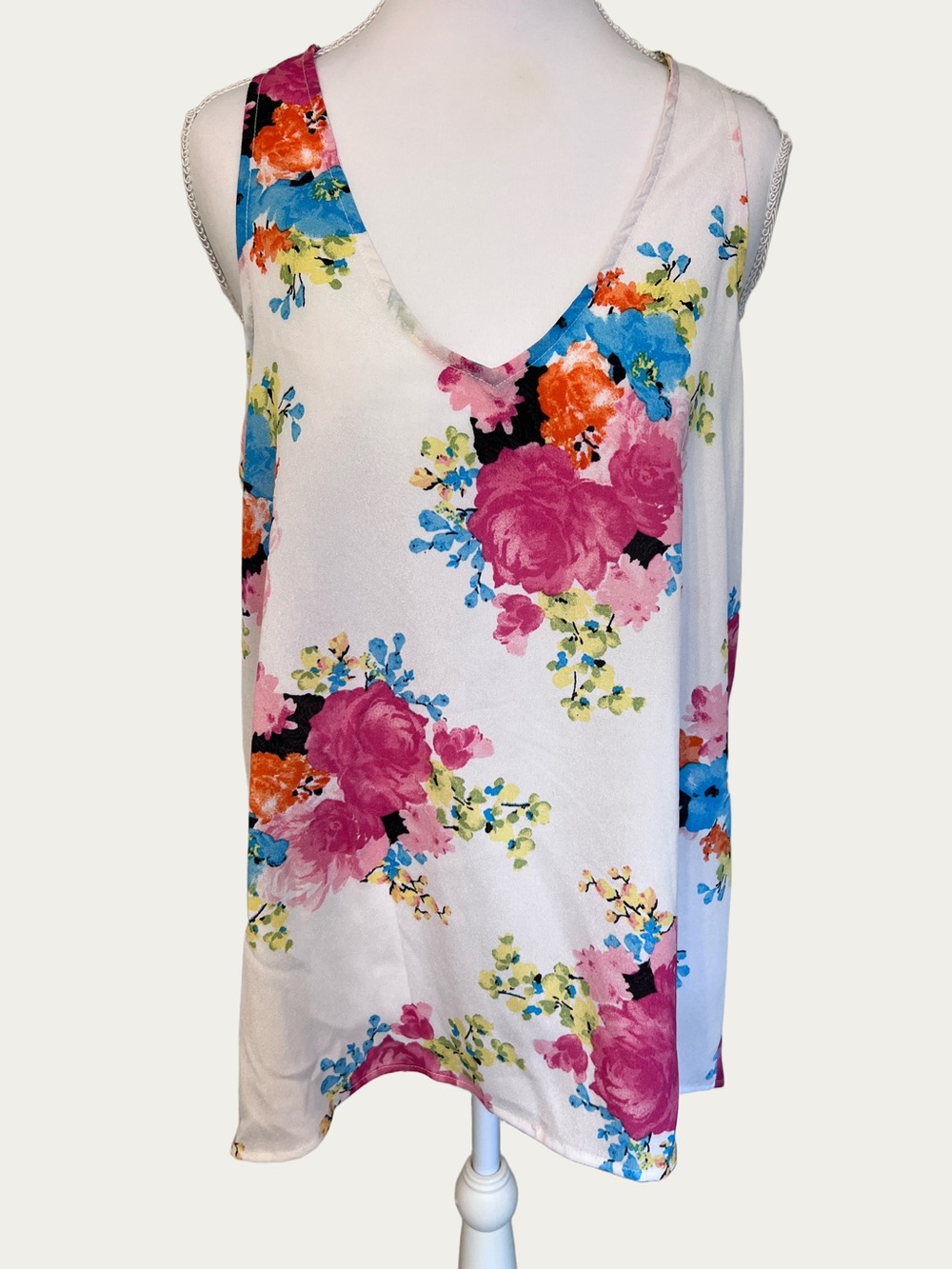 NWT Bisou Bisou white Floral V-Neck Tank  Size Small
